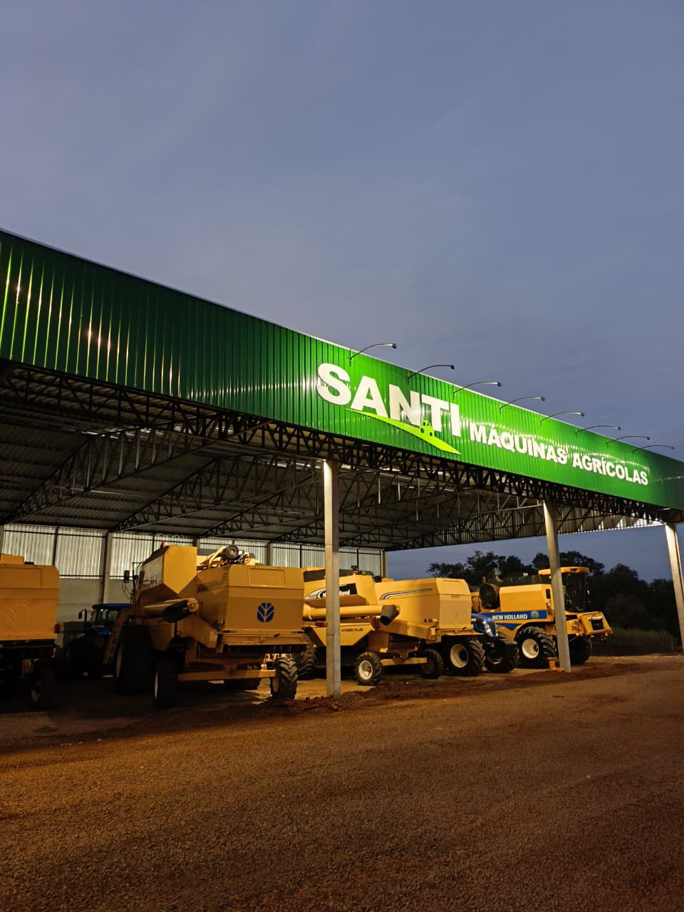 Pátio coberto da Santi Máquinas Agrícolas ao entardecer